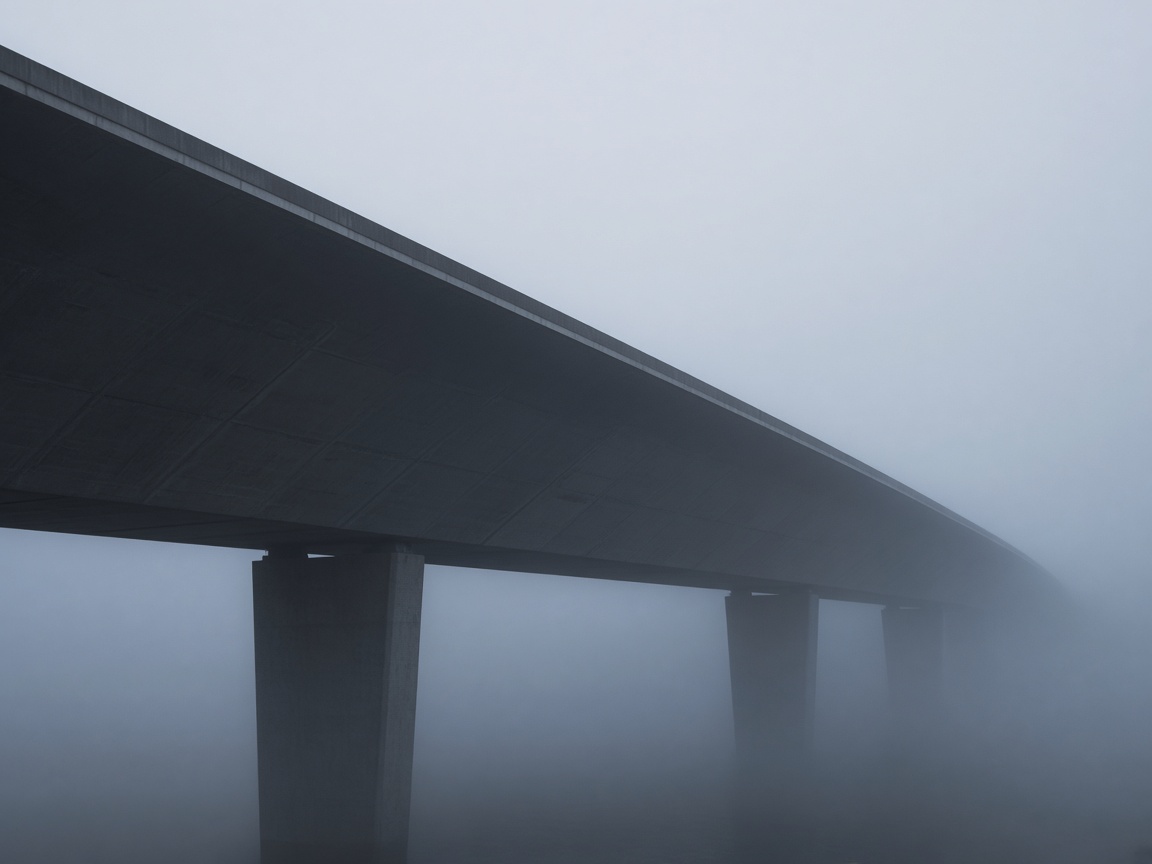 Monumentale Brücke im Nebel