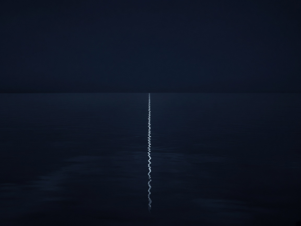 Stilles Wasser mit einer einzelnen silbernen Reflexionslinie